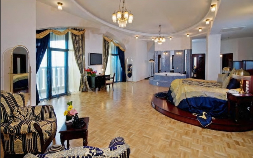 THE LEVEL ROMANCE SUITE