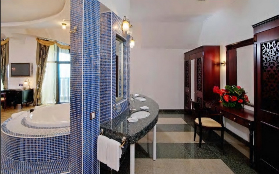 THE LEVEL ROMANCE SUITE