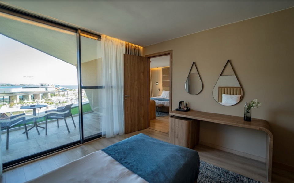  Фамилна стая със странично морска гледка