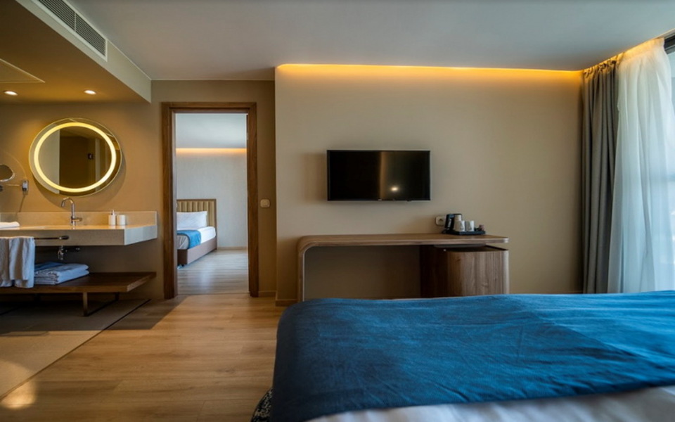  Фамилна стая със странично морска гледка