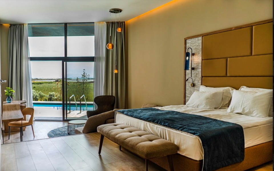 Лагунна стая с директен достъп до басейн